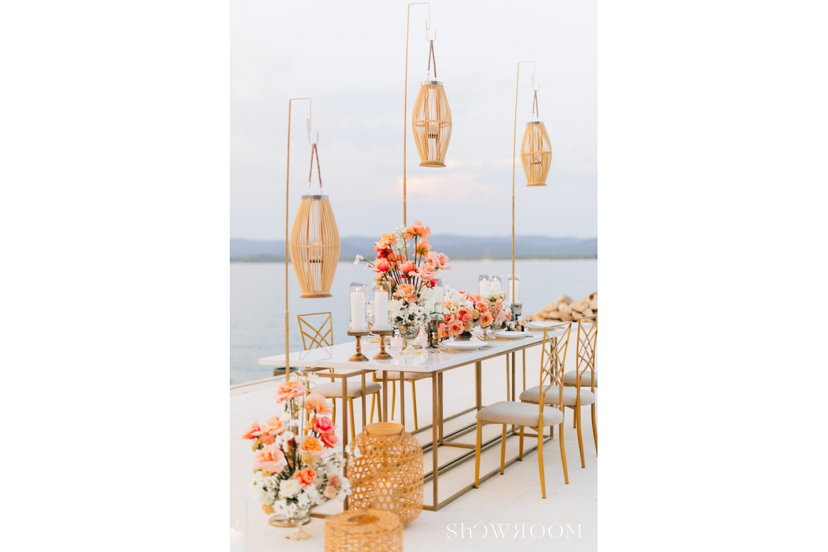 Intimate dinner by the sea