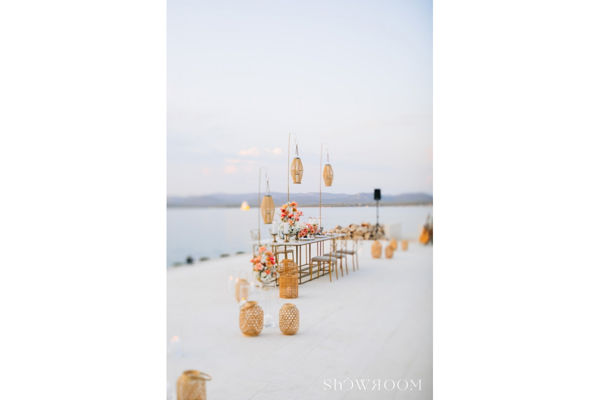Intimate dinner by the sea