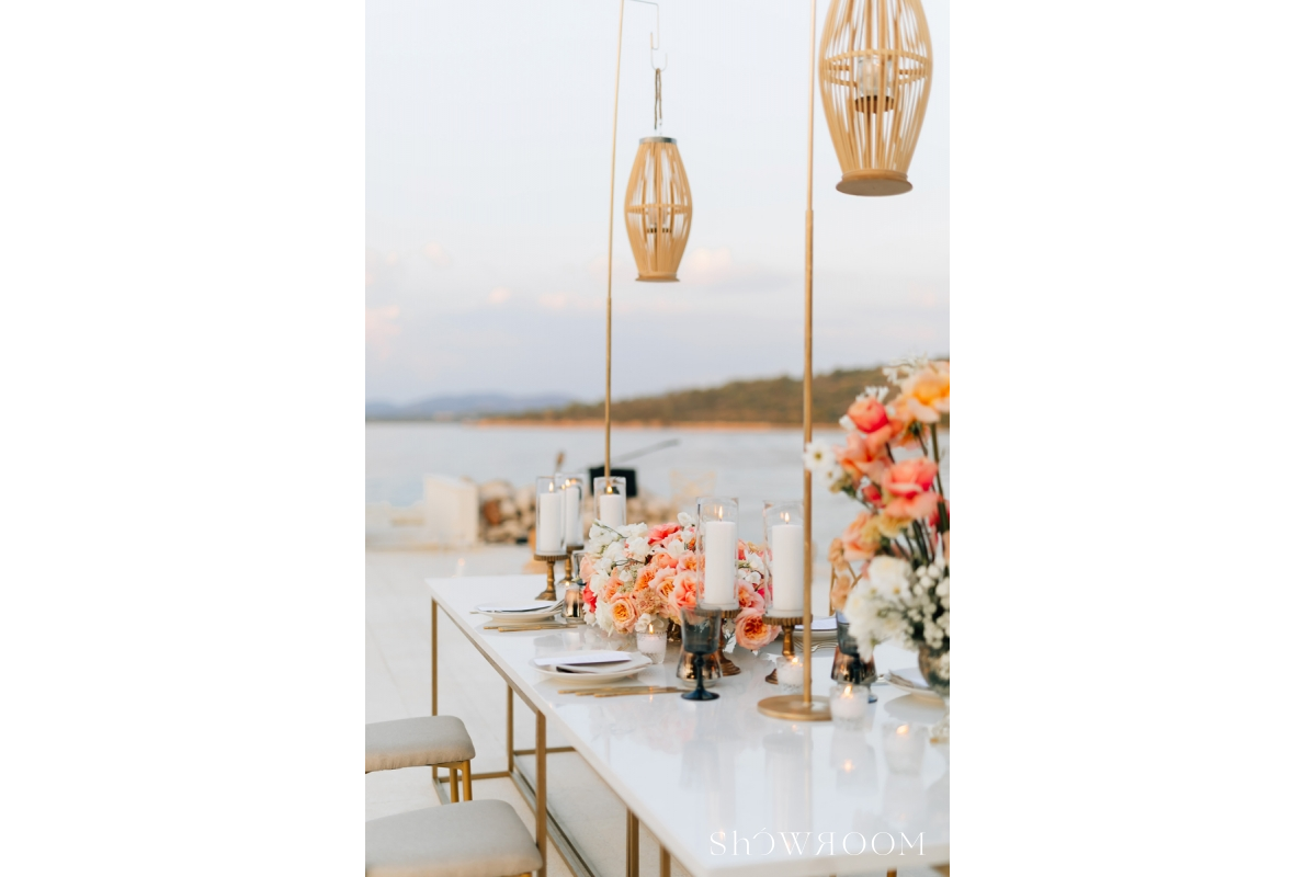 Intimate dinner by the sea