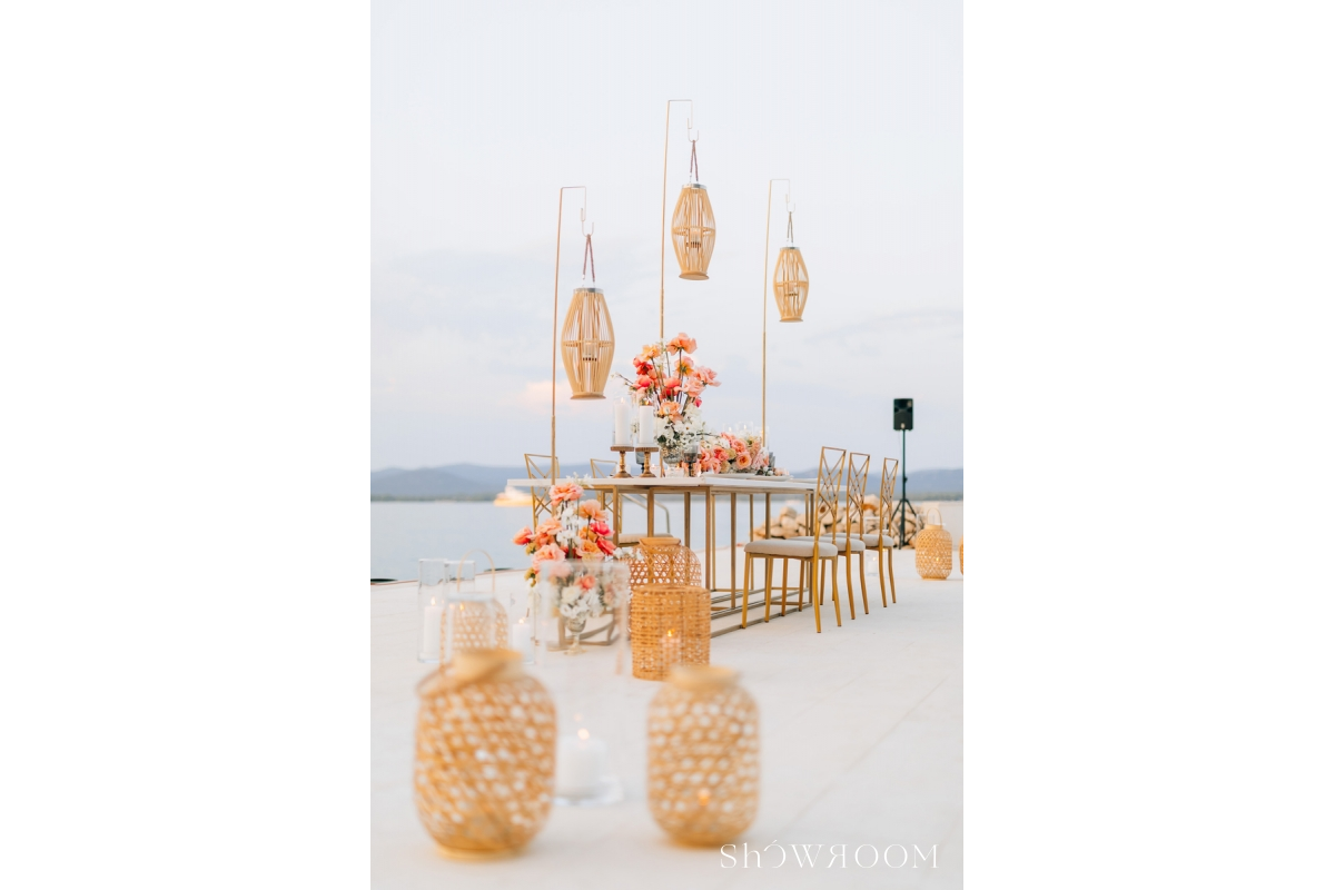 Intimate dinner by the sea
