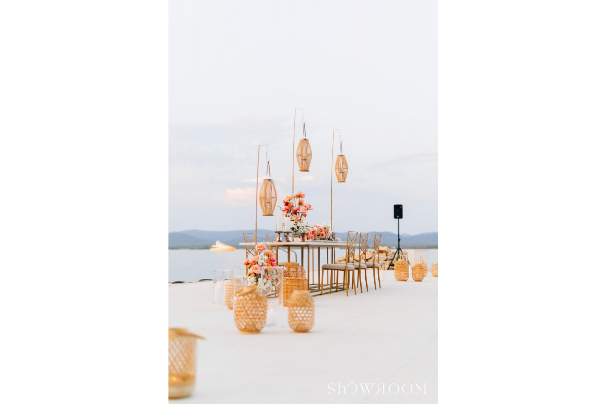 Intimate dinner by the sea