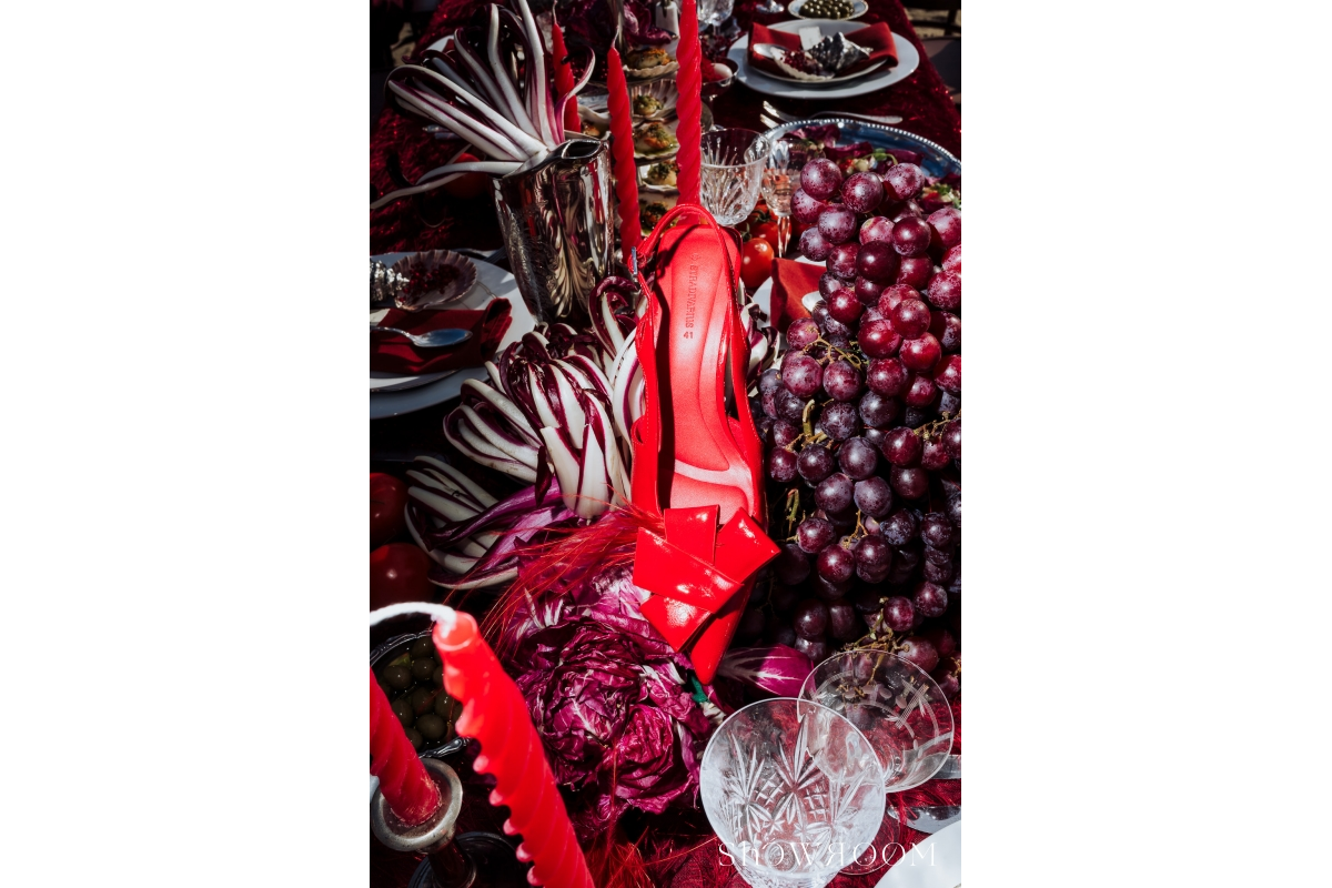 Lavish escape: Theatrical wedding of love and freedom