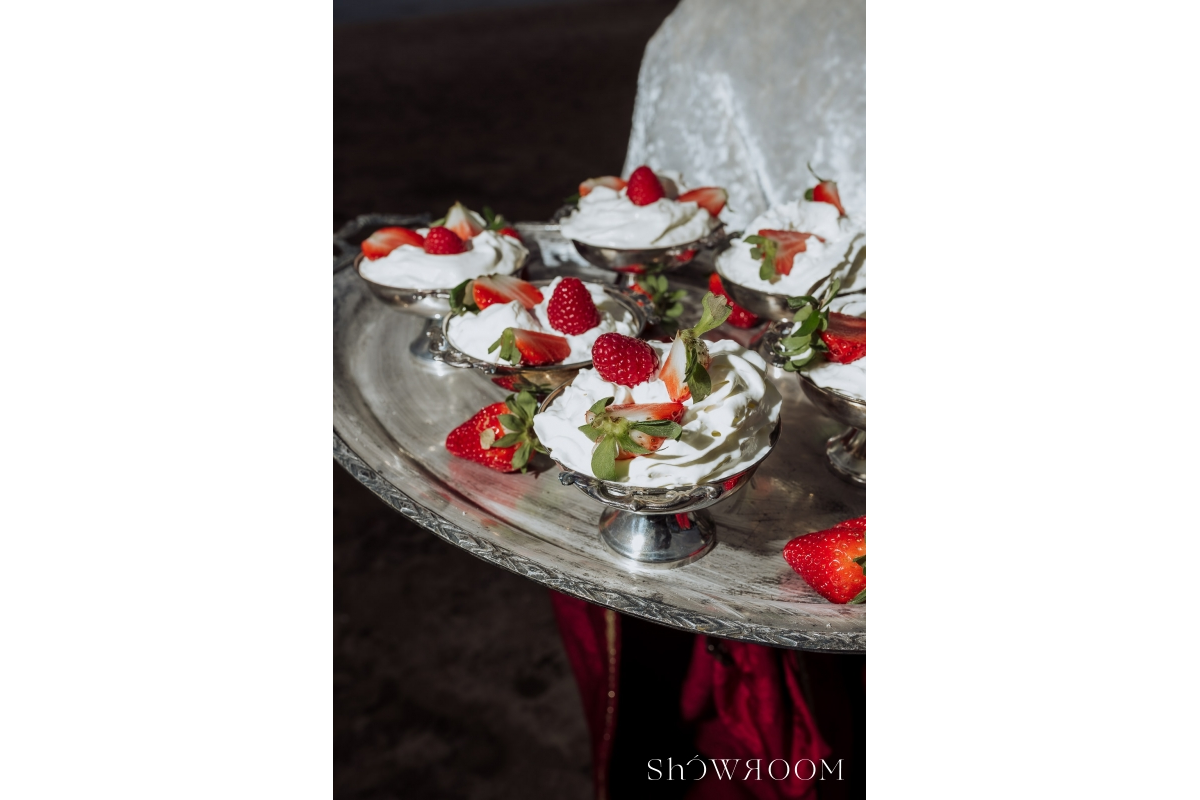Lavish escape: Theatrical wedding of love and freedom