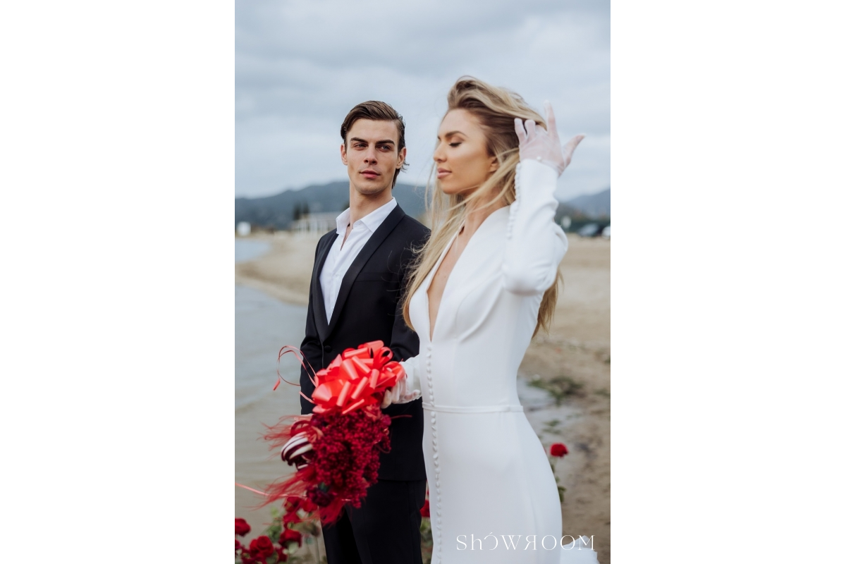 Lavish escape: Theatrical wedding of love and freedom