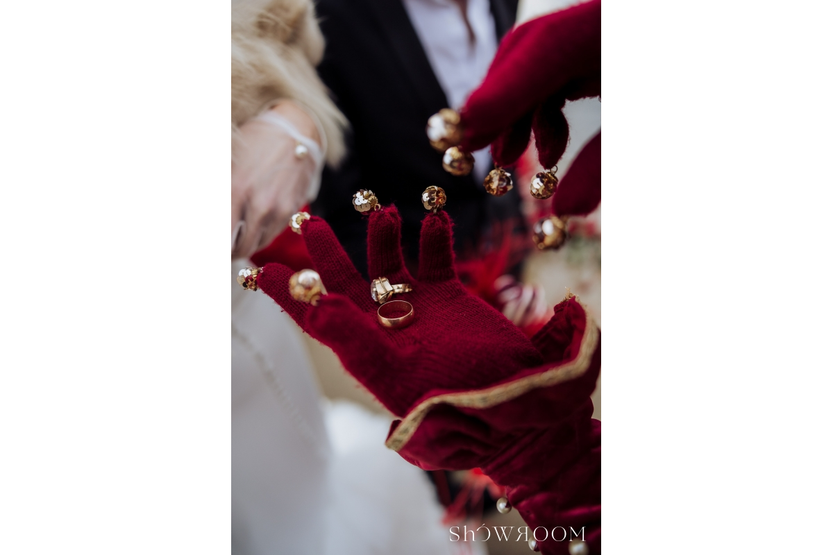 Lavish escape: Theatrical wedding of love and freedom