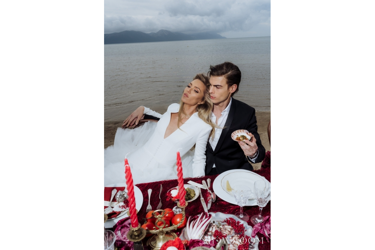 Lavish escape: Theatrical wedding of love and freedom