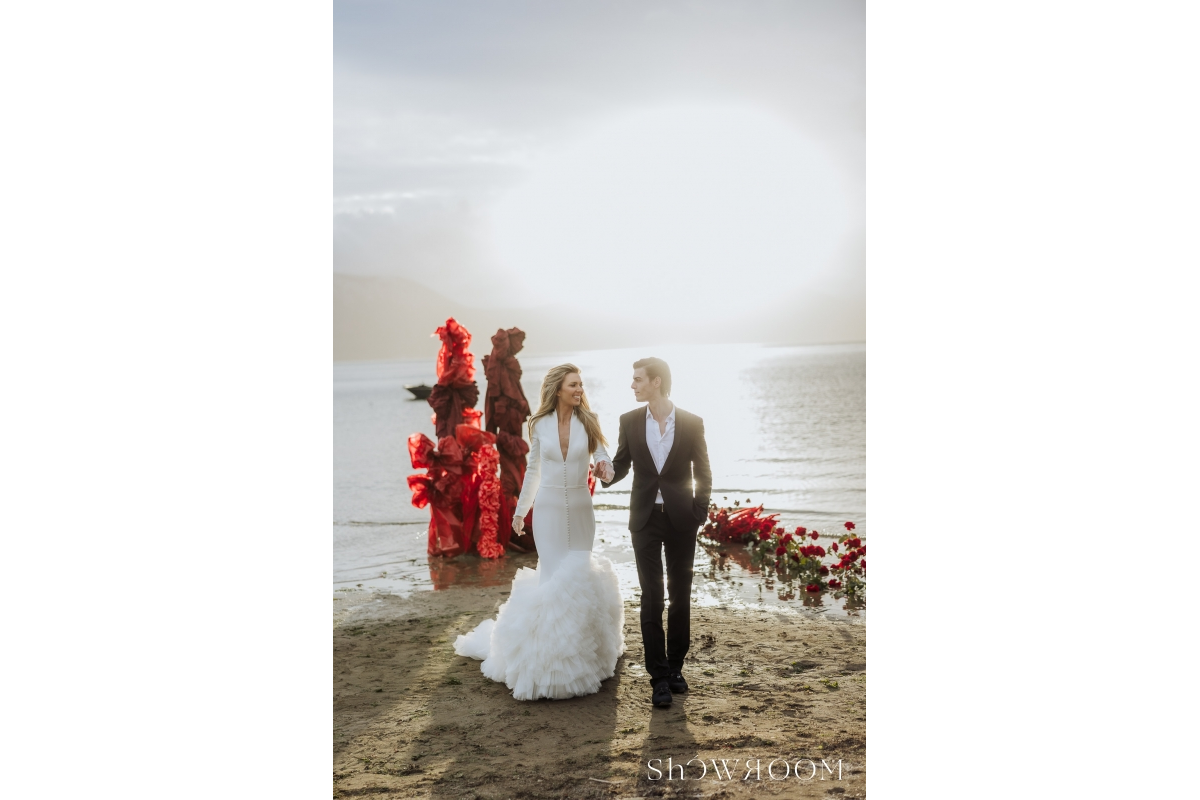 Lavish escape: Theatrical wedding of love and freedom