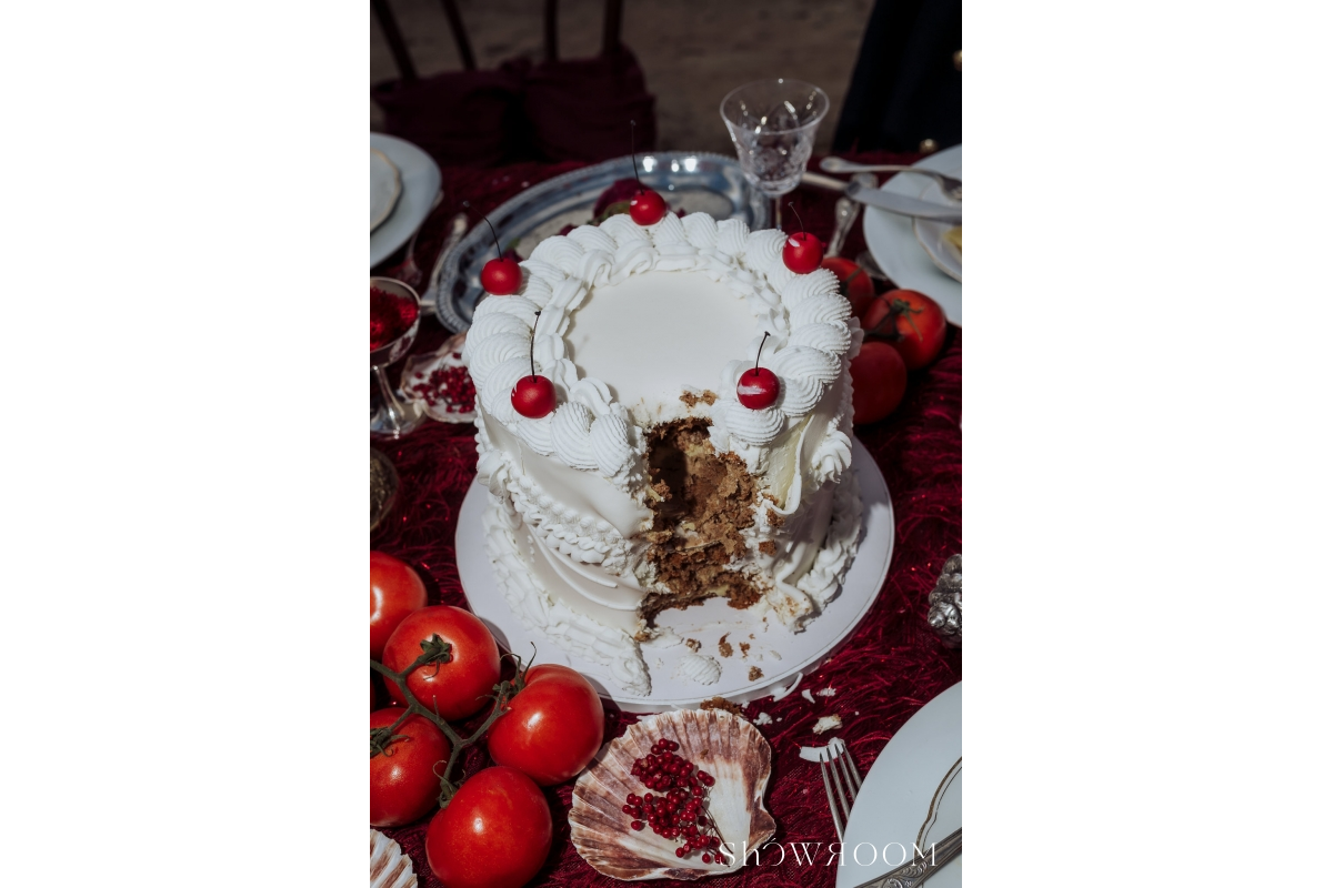 Lavish escape: Theatrical wedding of love and freedom