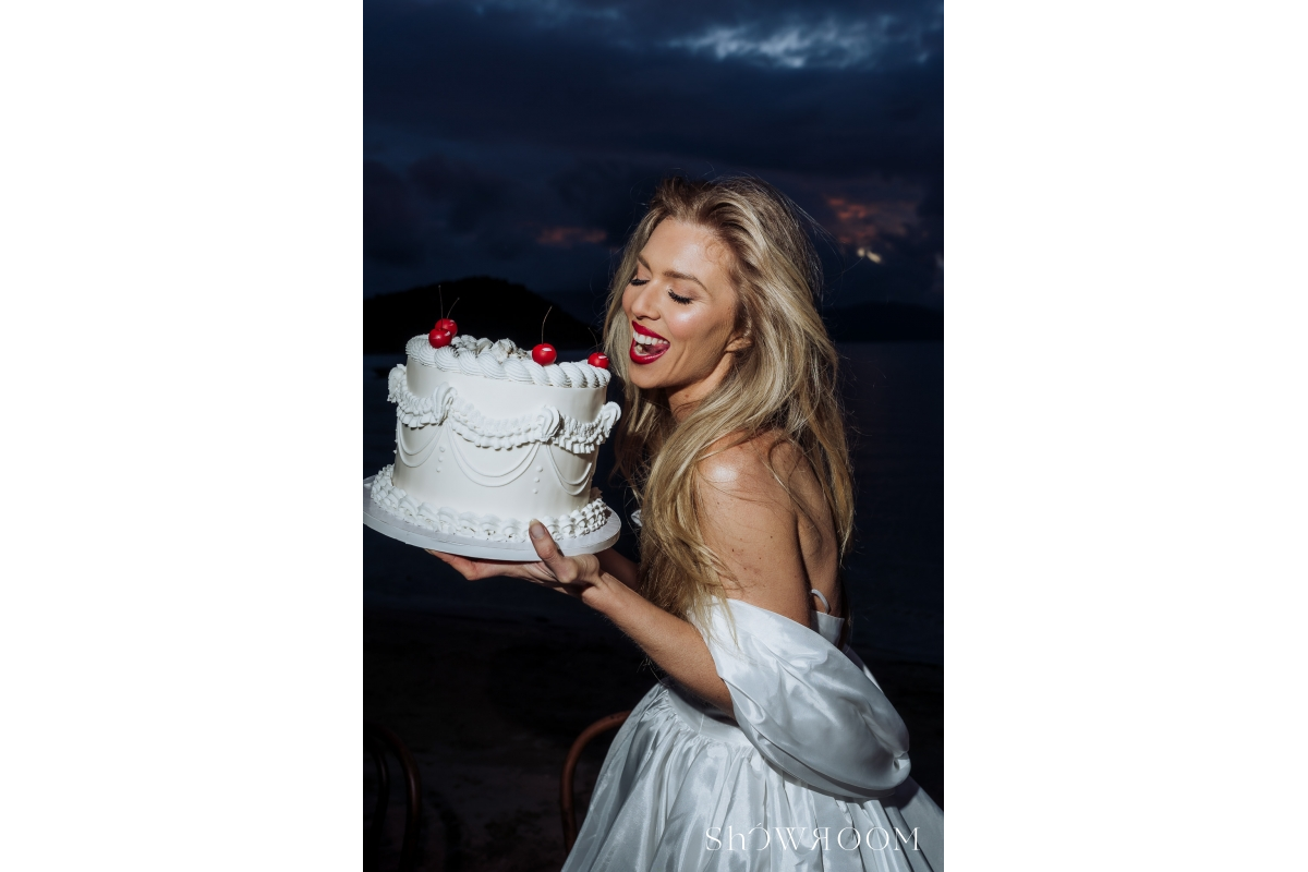 Lavish escape: Theatrical wedding of love and freedom