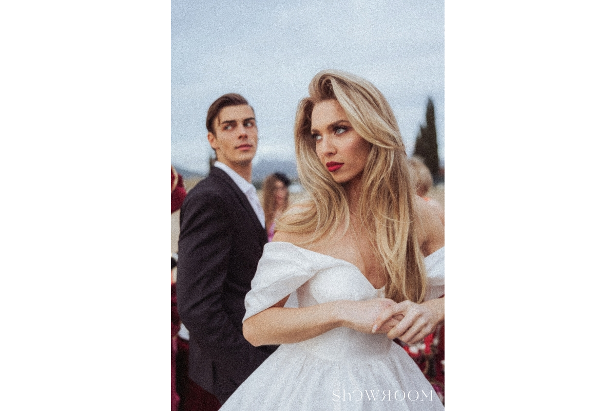 Lavish escape: Theatrical wedding of love and freedom